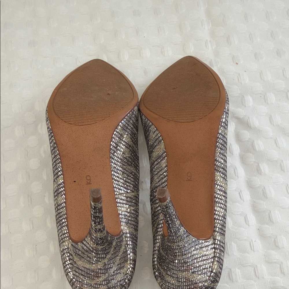 Kelly & Katie Shoes Women's Size 9 Silver Slip-on Pointed Toe Heel Pumps - Picture 5 of 5